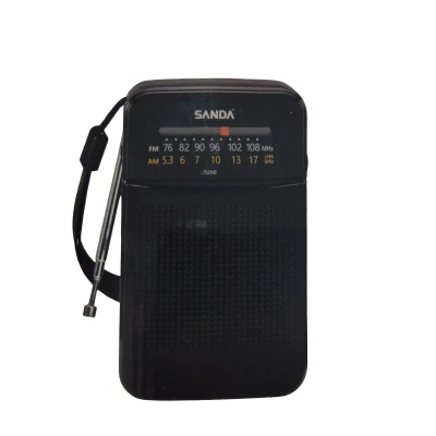Rádio portátil recarregável Sanda SD-4039 FM/AM com entrada USB-C e conector para fone de ouvido.